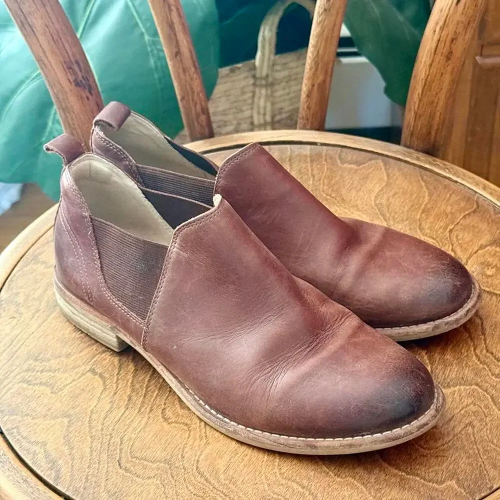 Clarks edenvale page dark tan leather chelsea ankle booties size 8.5